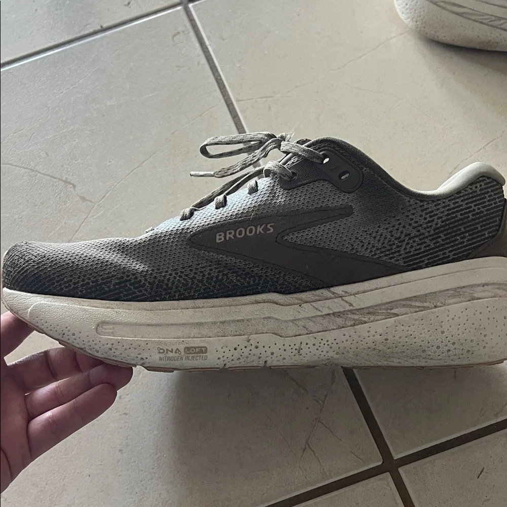 Brooks Ghost Max Men's Running Shoes in Gray and White - Picture 2 of 8